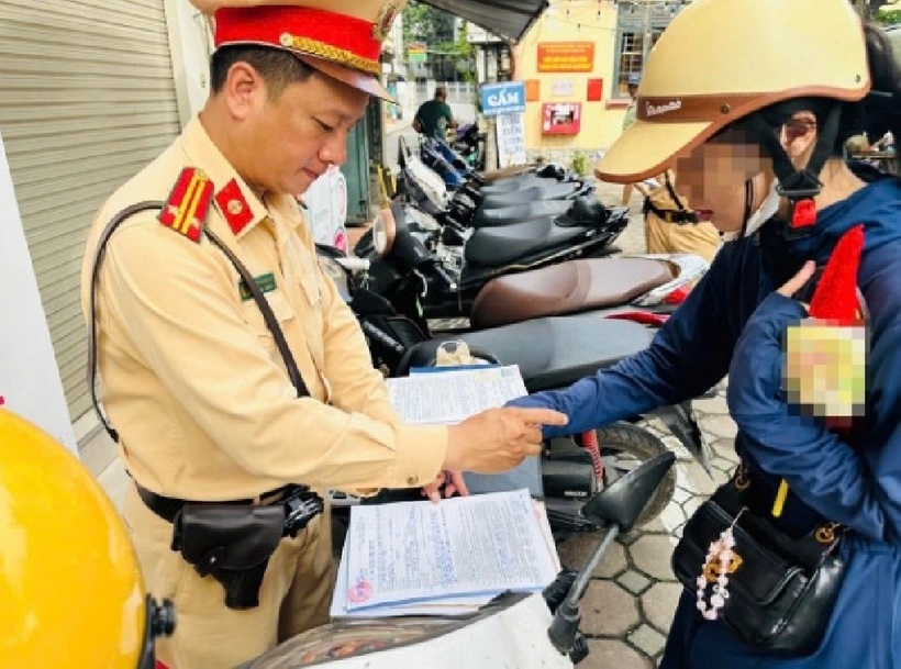 Chị Đ.L.N. (sinh năm 2002, quê Hà Giang), một trong các trường hợp vi phạm, cho biết do đi làm muộn, thấy đường đông nên rẽ sang đường cho nhanh mà không để ý biển báo cấm đi ngược chiều.