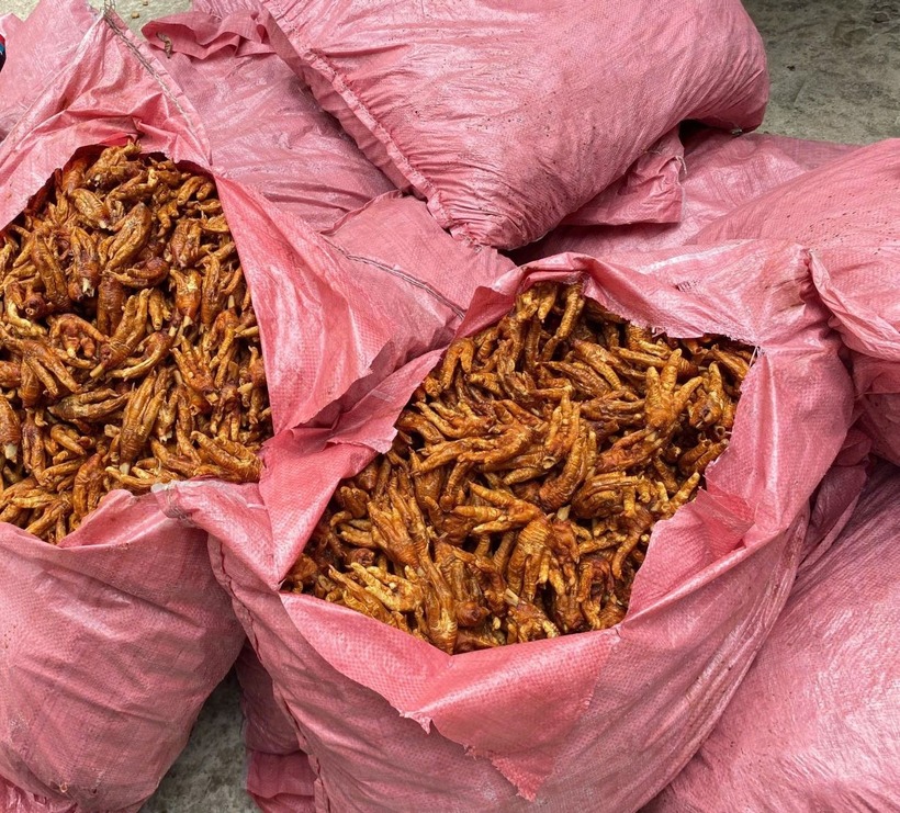 Số chân gà bị lực lượng chức năng kiểm tra, thu giữ.