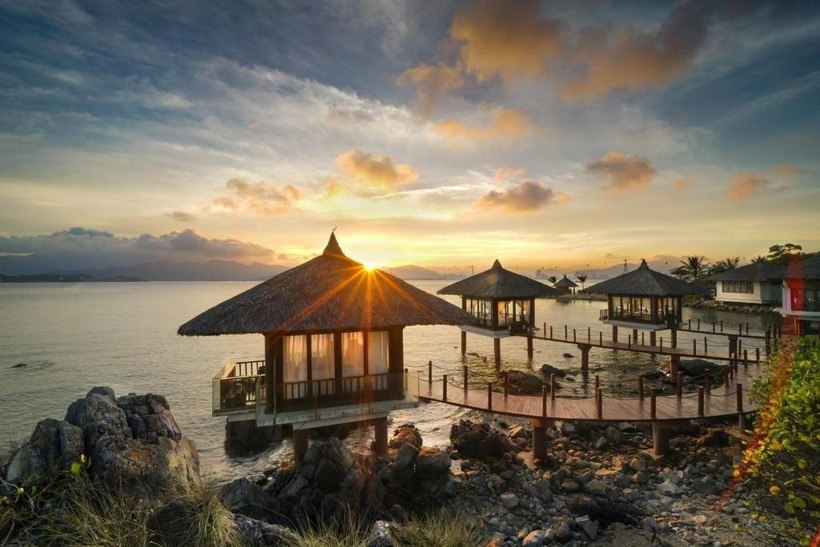 inpearl Luxury Nha Trang nổi bật giữa tổng thể khu du lịch giải trí Vinpearl trên đảo Hòn Tre.