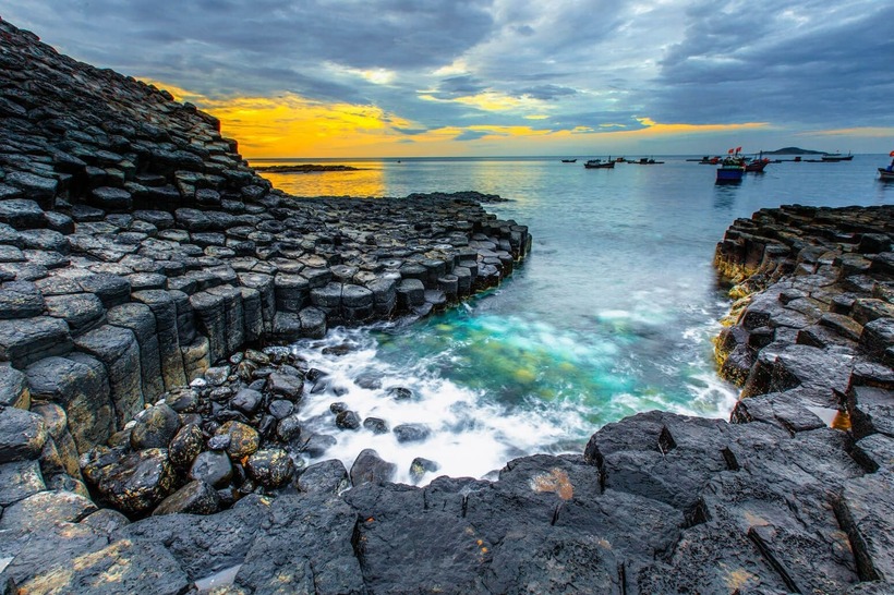 Gành Đá Đĩa là danh thắng nằm tại xã An Ninh Đông, huyện Tuy An.