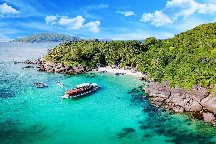 Đảo Hòn Nưa hay đảo Tự Trụ nằm ở Vịnh Vũng Rô, tận cùng của Phú Yên, nép mình dưới chân đèo Cả.