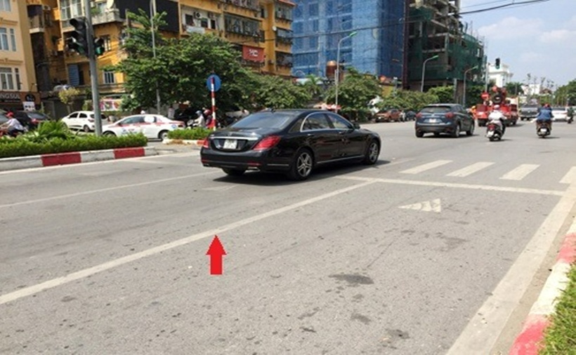 Vạch kẻ đơn trắng liền nét (vạch 2.2).