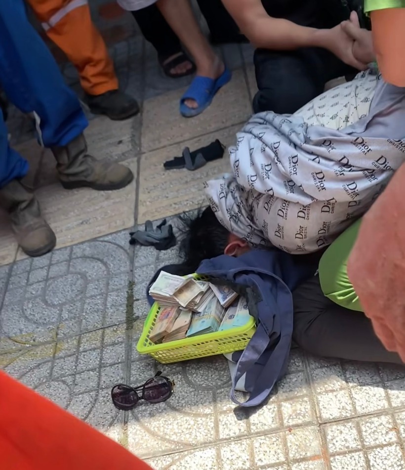 Đối tượng Duy bị bắt quả tang cùng số tiền cướp từ ngân hàng. (Ảnh: Hà Nội mới)