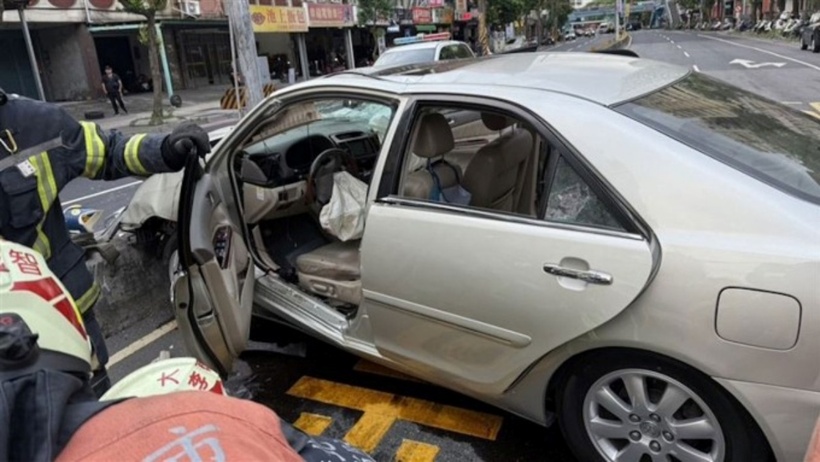 Chiếc ô tô đâm vào dải phân cách sau khi gây tai nạn. Ảnh: HK01