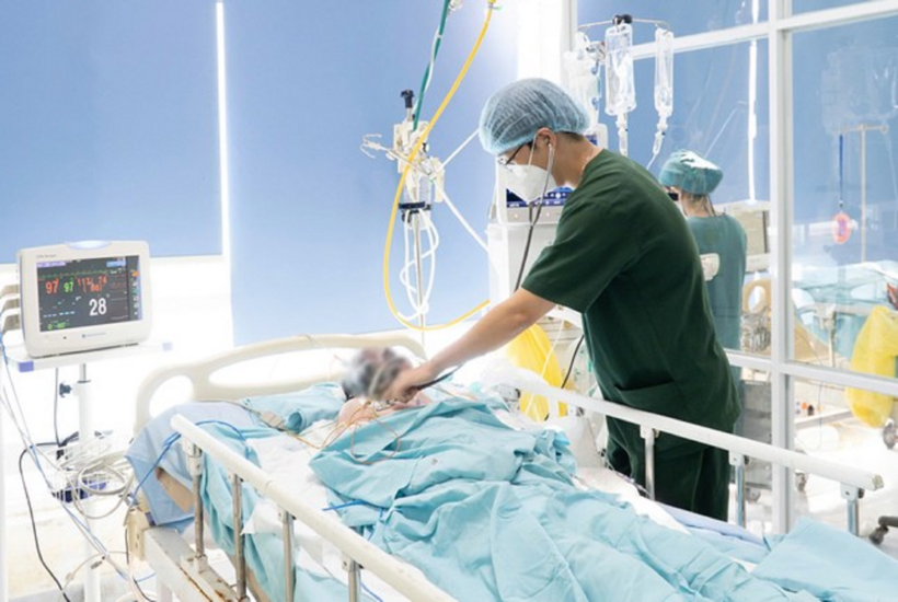 Bệnh nhân nhập viện cấp cứu sau vụ nổ. Ảnh: Tiền phong