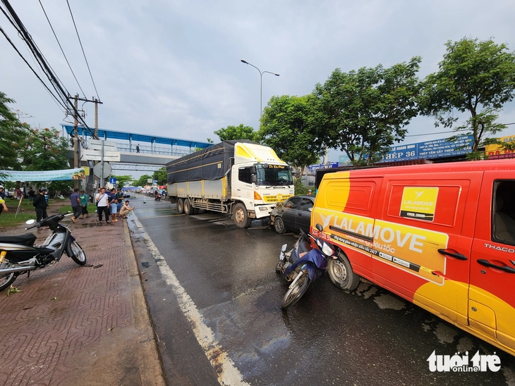 Hiện trường vụ tai nạn giao thông, xe tải tông liên hoàn trước chợ đầu mối ở TP.HCM, 2 người tử vong thương tâm - 2
