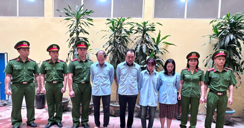 Các bị can bị khởi tố, trong đó có Bí thư phường Hoàng Liệt Nguyễn Xuân Chinh (bìa trái) (Ảnh: Công an cung cấp)
