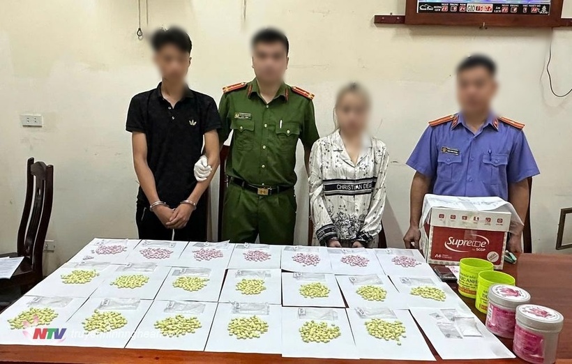 Hai đối tượng L.T.Đ và N.T.T cùng tang vật ma túy thu giữ. (Ảnh: Đài PT&TH Nghệ An)
