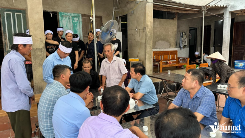 Vụ nam thanh niên tử vong khi lao xuống sông cứu 4 học sinh: Người mẹ khóc lặng, hé lộ chi tiết bất ngờ Vụ nam thanh niên tử vong khi lao xuống sông cứu 4 học sinh: Người mẹ khóc lặng, hé lộ chi tiết bất ngờ