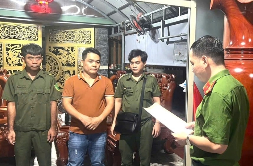 Công an đọc lệnh khám xét ở nhà đối tượng Nguyễn Bá Thanh (đứng giữa). Ảnh: VietNamNet