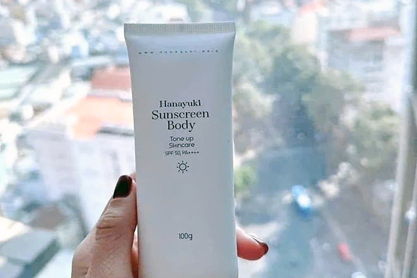 Kem chống nắng Hanayuki Sunscreen Body (hộp 1 tuýp 100g) bị thu hồi và tiêu hủy vì có chỉ số chống nắng SPF trên nhãn ghi 50 nhưng sau kiểm nghiệm chỉ còn 2,4. Ảnh: VietNamnet