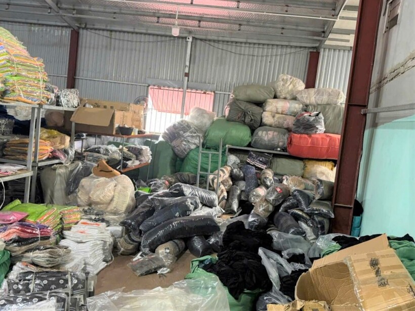 Cơ quan chức năng kiểm tra tại hộ kinh doanh Huyền Thắng