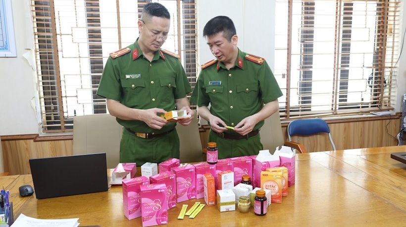 Công an tỉnh Hải Dương kiểm đếm các sản phẩm có dấu hiệu hàng giả bị đơn vị thu giữ trong cao điểm. Ảnh CACC
