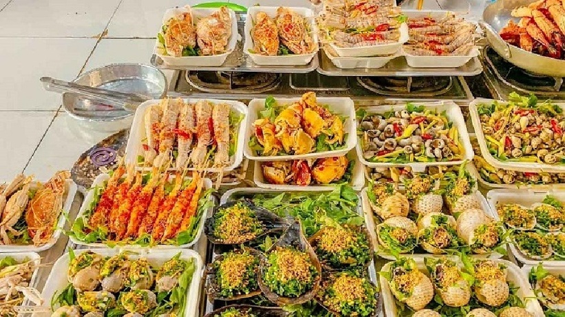 Bạn có thể mua tôm, cua, mực, ghẹ rồi nhờ người dân chế biến. Giá chỉ khoảng 80.000 - 150.000 đồng/người, rất rẻ.