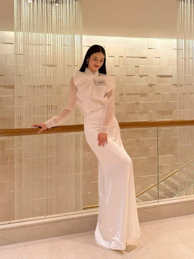 Ý Nhi diện trang phục thanh lịch với áo trắng mềm mại, kết hợp cùng chân váy dài đồng điệu. Ảnh: Ngôi Sao