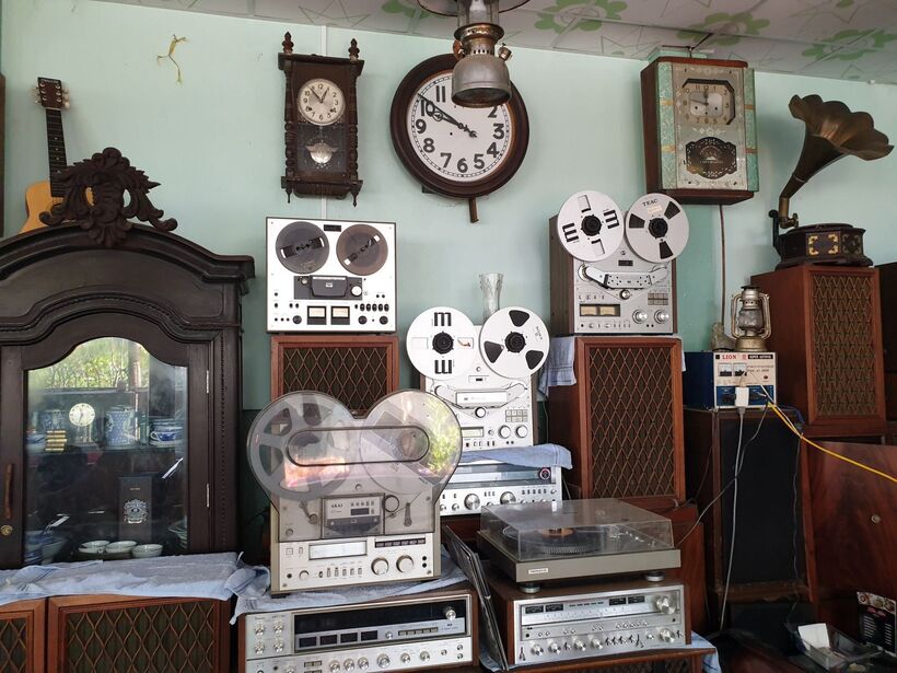 Máy nghe nhạc vintage không chỉ đơn thuần là một thiết bị âm thanh đã cũ. Đó là biểu tượng của một thời đại, là sự kết hợp giữa kỹ thuật chế tác tinh xảo và tinh thần nghệ thuật nguyên bản.