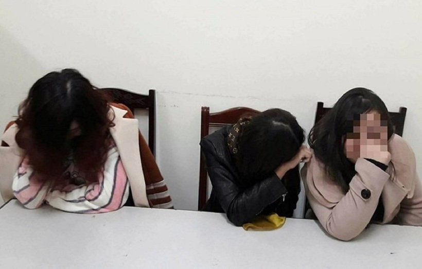 Hai gái bán dâm và tú bà Hà Thị Giang. Ảnh: Tiền Phong