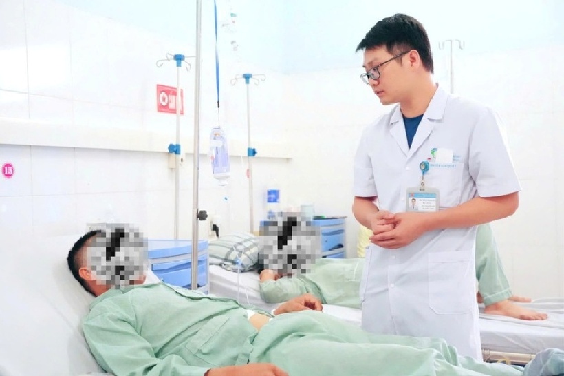Bác sĩ tiến hành thăm khám cho bệnh nhân. Ảnh: BVCC.