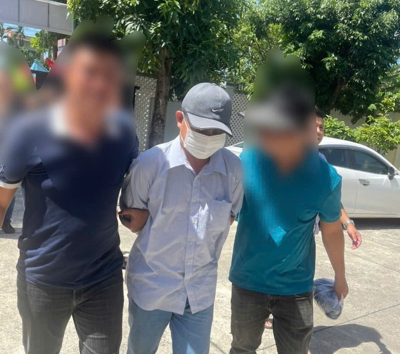 Nghi phạm Hùng (giữa) bị bắt giữ sau khi lẩn trốn vào địa bàn tỉnh Quảng Nam. Ảnh: Công an Quảng Trị