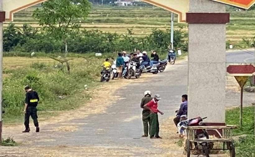 Lực lượng chức năng chốt chặn ở các đoạn đường vào xã Vĩnh Giang vào chiều 21/5 để truy tìm nghi phạm giết người. (Ảnh: Lao động)
