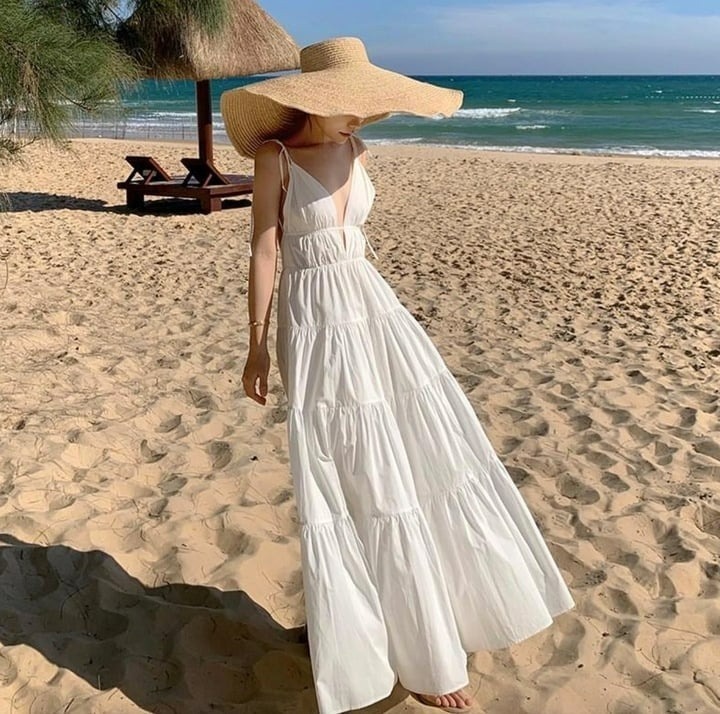 Váy maxi thướt tha, bay nhẹ trong gió, mềm mại ôm lấy từng chuyển động, tạo nên một tổng thể vừa nữ tính, vừa quyến rũ.