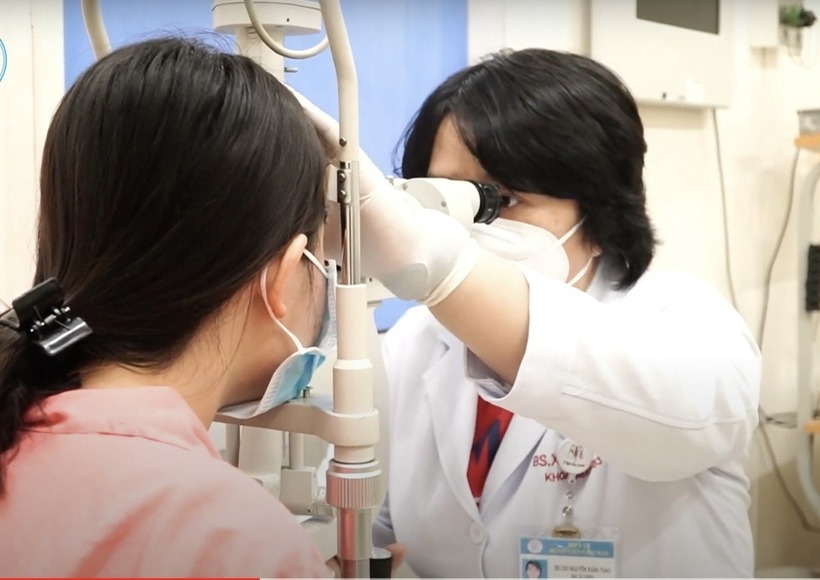 Mất thị lực mắt trái sau khi tiêm filler vào môi, cằm, mũi. Ảnh: Báo Tuổi trẻ.