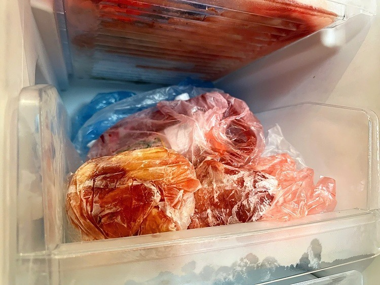 Trong quá trình đóng gói, nên chia thực phẩm thành các phần nhỏ để bảo quản, phù hợp với khẩu phần từng bữa của gia đình mình, tránh việc bảo quản khối lượng lớn và phải rã đông nhiều lần. Ảnh minh họa.