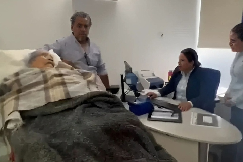 Hình ảnh cụ chờ làm sinh trắc học tại ngân hàng đã khiến dư luận phẫn nộ. Ảnh: Infobae.