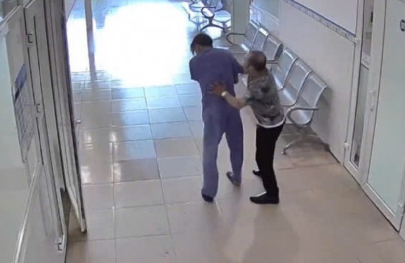 Sự việc được camera ghi lại. Ảnh: Tuổi Trẻ.