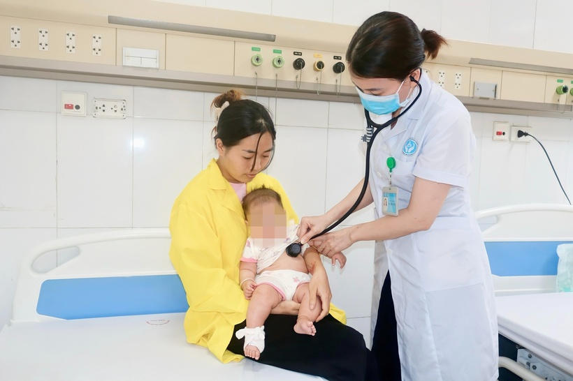 Bác sĩ thăm khám cho trẻ sau phẫu thuật. Ảnh: BVCC.