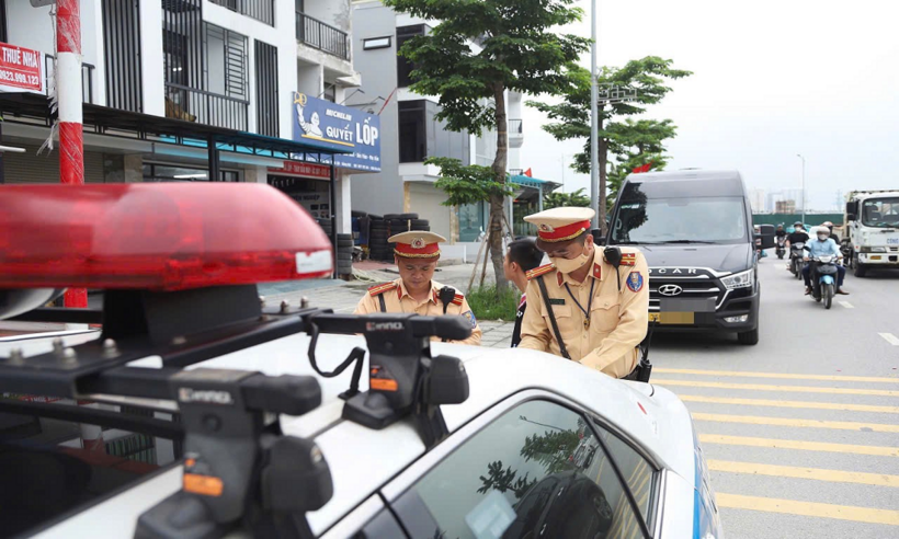 CSGT kiểm tra, xử lý xe limousine vi phạm.