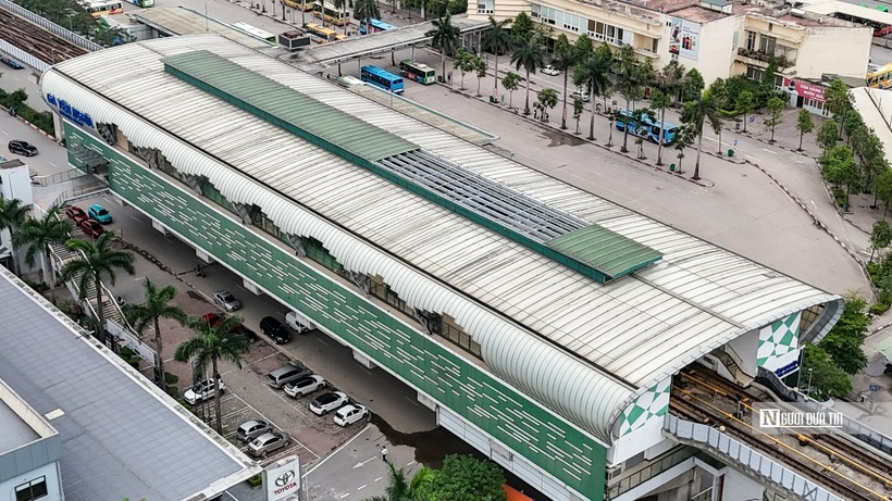 Theo ghi nhận của Đời sống và Pháp luật sau vài năm vận hành thương mại đến nay, nhiều hạng mục của tuyến đường sắt này đã xuống cấp. Trong ảnh là hệ thống mái ga Yên Nghĩa đã bị xuống cấp, hư hỏng.