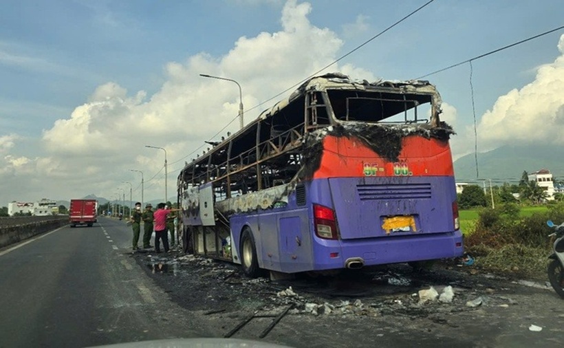 Chiếc xe khách bị cháy trơ khung. (Ảnh: Người lao động)