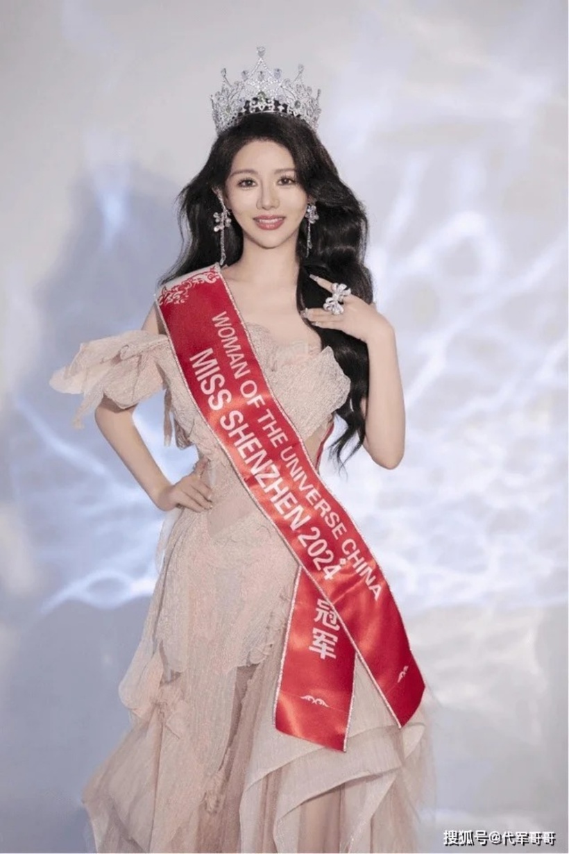 Lý Tư Huyên giành vương miện Miss Woman of the Universe lần thứ 47, khu vực Thâm Quyến (Trung Quốc). Ảnh: Sohu