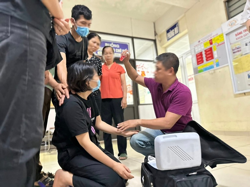 Người vợ nghẹn ngào quỳ gối từ biệt phần tạng của chồng mình. Ảnh: Người Lao Động.
