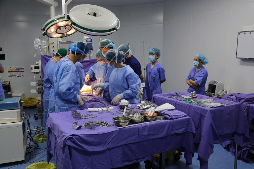 Trong đêm, cả 2 ca ghép thận được đồng thời triển khai. Ảnh: Người Lao Động.