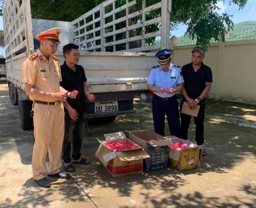 Hơn 1.000 sản phẩm mỹ phẩm không có nhãn phụ bằng tiếng Việt Nam, thông tin về ngày sản xuất và hạn sử dụng. Ảnh: Người đưa tin.