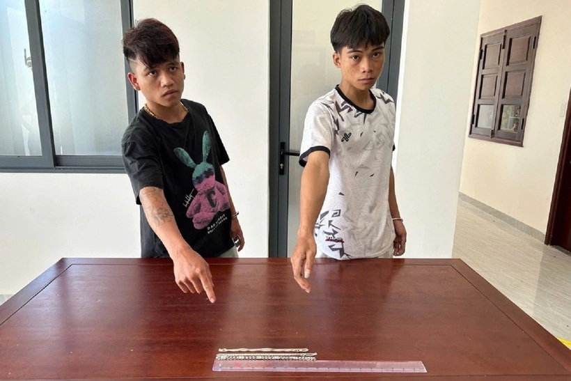 Đối tượng A Viết Tín (áo đen), Bhling Niêm và tài sản cướp được (Ảnh: Công an tỉnh Quảng Nam).