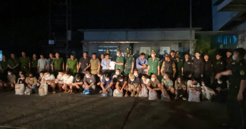 Cục Cảnh sát hình sự phối hợp với Đồn Biên phòng cửa khẩu quốc tế Cầu Treo, Hà Tĩnh, Tổng cục Cảnh sát Lào tiếp nhận các đối tượng về Việt Nam. (Ảnh: Bộ Công an)
