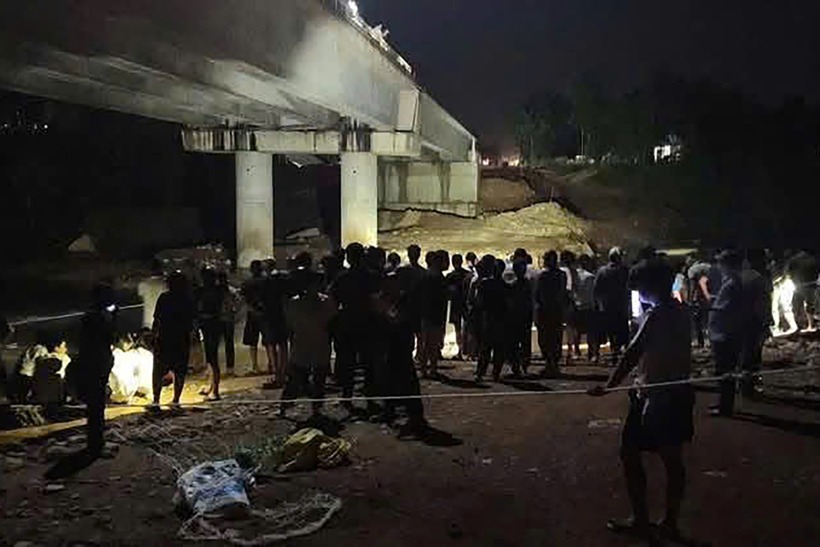 Lực lượng chức năng tìm kiếm nạn nhân. Ảnh: VietNamNet.