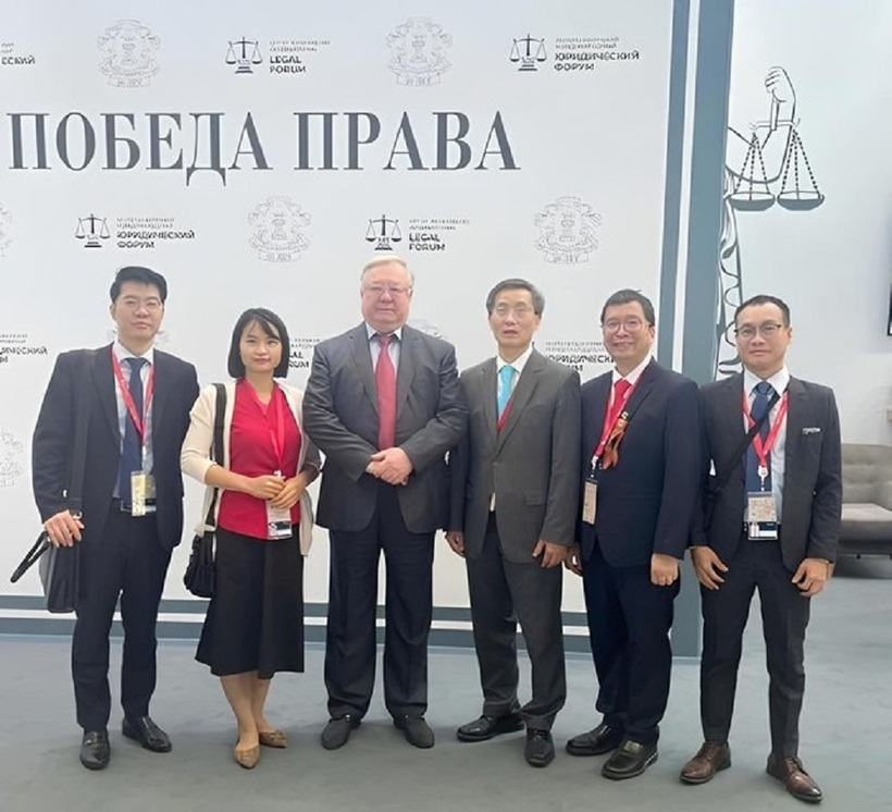 Chủ tịch Hội Luật gia Nga chụp ảnh cùng đoàn công tác của Hội Luật gia Việt Nam.