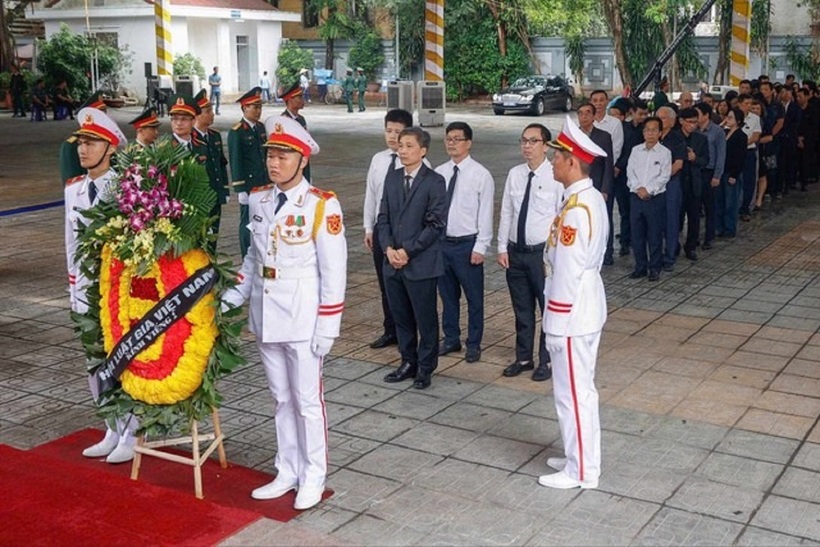 Đoàn đại biểu Hội Luật gia Việt Nam vào lễ viếng nguyên Chủ tịch Trần Đức Lương.