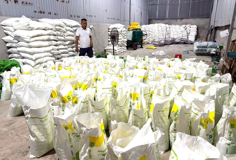 Đột kích xưởng phân bón hoạt động lậu, nhập nguyên liệu từ Trung Quốc. Ảnh: Báo Hà Nội mới.