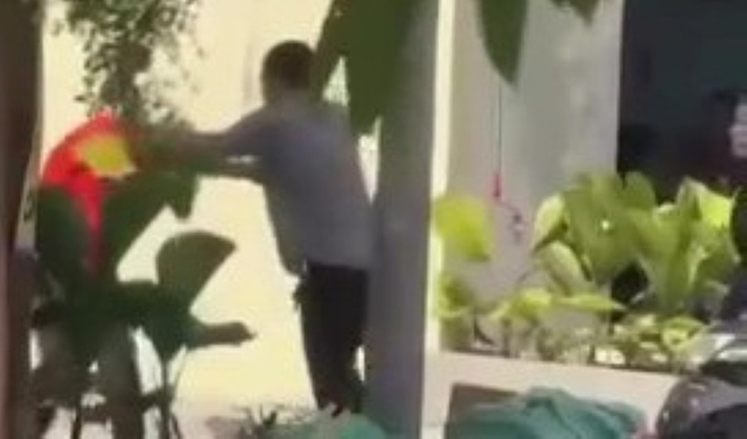 Người đàn ông đã bất ngờ xuất hiện và lao vào đánh tới tấp anh P. ngay phía trước chung cư. Ảnh: Báo Lao động.
