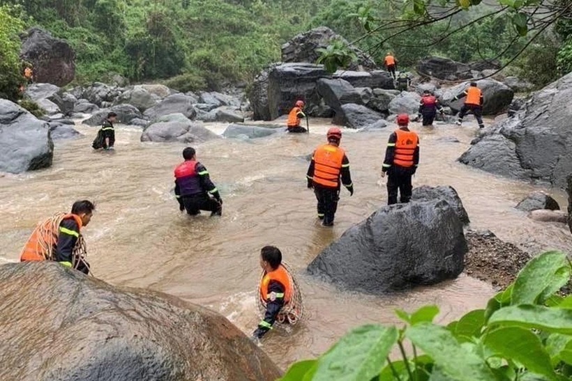 Khoảng 200 người được huy động để tìm kiếm các nạn nhân. Ảnh: Dân trí