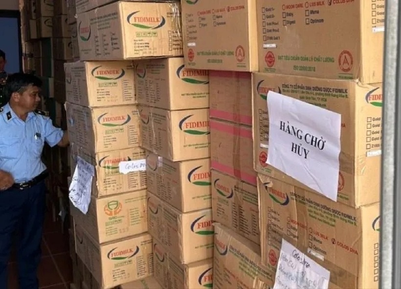 Kiểm tra "căn nhà không số" ở Long An, phát hiện 25 tấn sữa bột không rõ nguồn gốc. Ảnh: Pháp luật TP.HCM