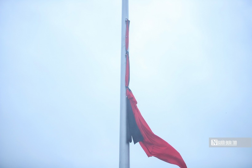 Dự kiến vào tối cùng ngày (24/5), không có lễ hạ cờ như thường lệ. Lá cờ rủ sẽ được treo liên tục trong 2 ngày Quốc tang 24 và 25/5.