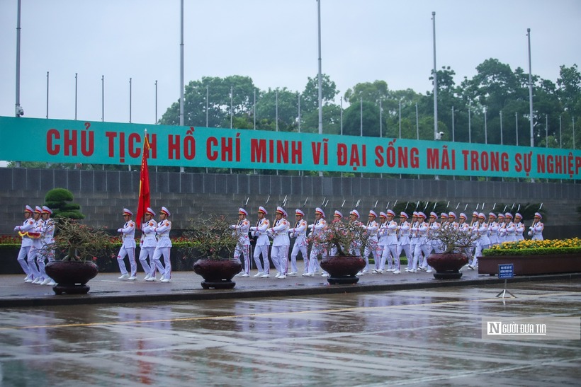 Sau nghi lễ, đội tiêu binh diễu hành một vòng trước cửa Lăng Bác rồi trở về vị trí cũ và kết thúc nghi lễ Thượng cờ rủ.