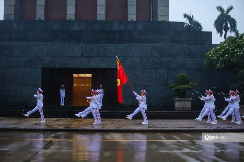 Đội tiêu binh diễu hành qua cửa Lăng Bác.