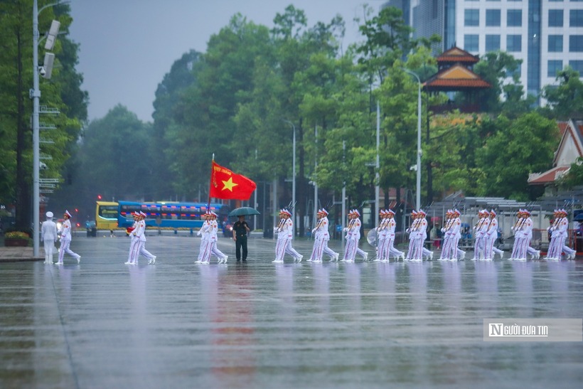 5h50, đội nghi lễ mang cờ Tổ quốc tiến ra quảng trường Ba Đình.